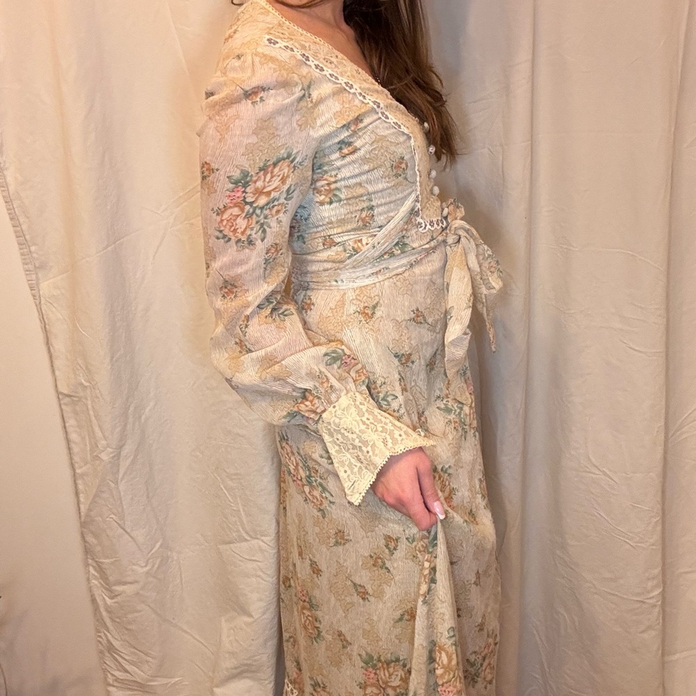 1960s Custom Prairie Wedding Dress- Rare, one of a kind - Picture 7 of 11